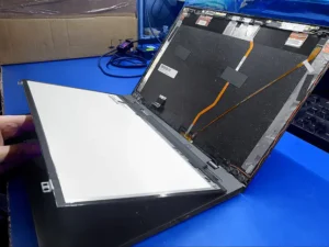 wymiana taśmy matrycy w laptopie