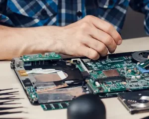 wymiana płyty głównej w laptopa